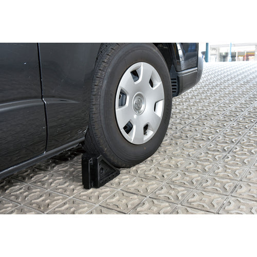 緑十字 タイヤストッパー 乗用車用(4t車迄) H145×W100×D195mm 合成ゴム製