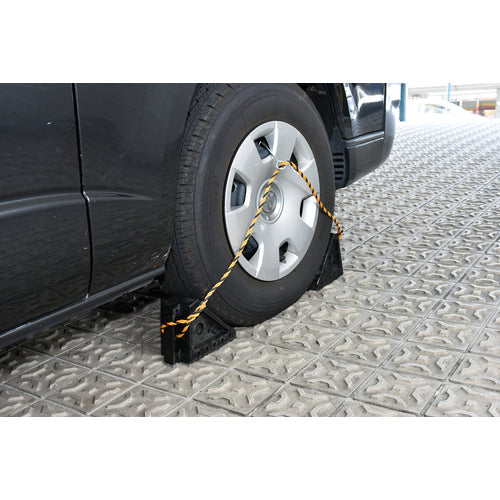 緑十字　タイヤストッパー　乗用車用（４ｔ車迄）　２個１組　タイヤストッパー２　Ｈ１４５×Ｗ１００×Ｄ１９５ｍｍ　合成ゴム製