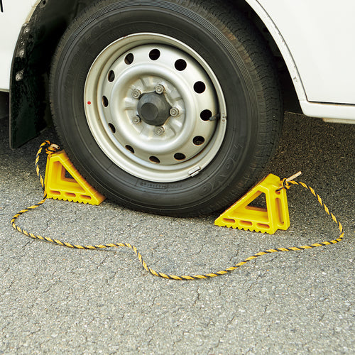 緑十字　タイヤストッパー（輪留め）　乗用車用（２ｔ車迄）　黄　２個組（トラ柄ロープ１．５ｍ連結）　ＥＶＡ