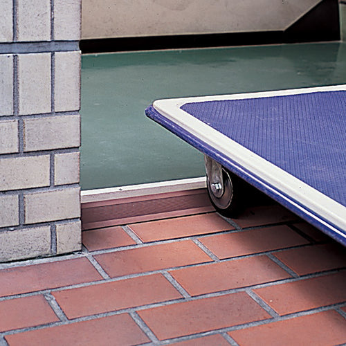 緑十字　段差用スロープ　段差マット−２８Ｔ　高さ２８ｍｍ×全長４５０ｍｍ　裏面テープ付　ゴム製