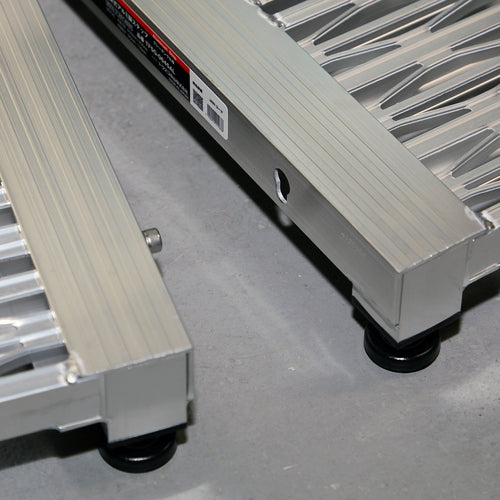 ＴＲＵＳＣＯ　低床式アルミ製ステップ　グレーチング仕様　６００Ｘ６００ＸＨ９０〜１２０