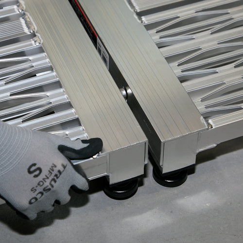 ＴＲＵＳＣＯ　高床式アルミ製ステップ　グレーチング仕様　９００Ｘ６００ＸＨ１９０〜２２０